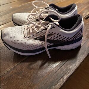 Brooks Athletic Shoes White and Black Performance Design
